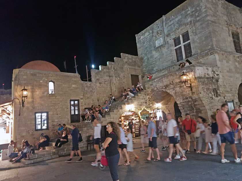 Eski Rodos akşam saatlerinde turistlerle dolup taşıyor rodos aksam turistleri 840x